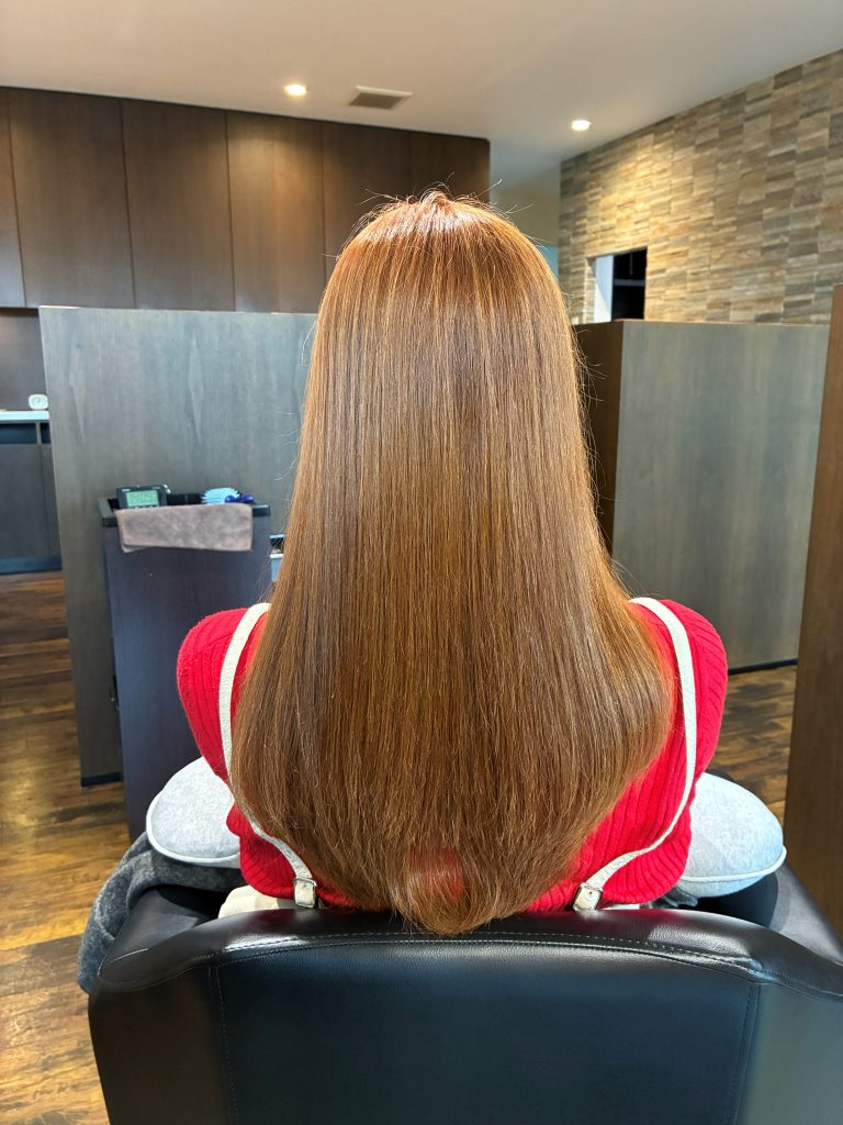 MUNIONEシステム施術後、ツヤとまとまりを取り戻したブリーチ毛のアフター写真