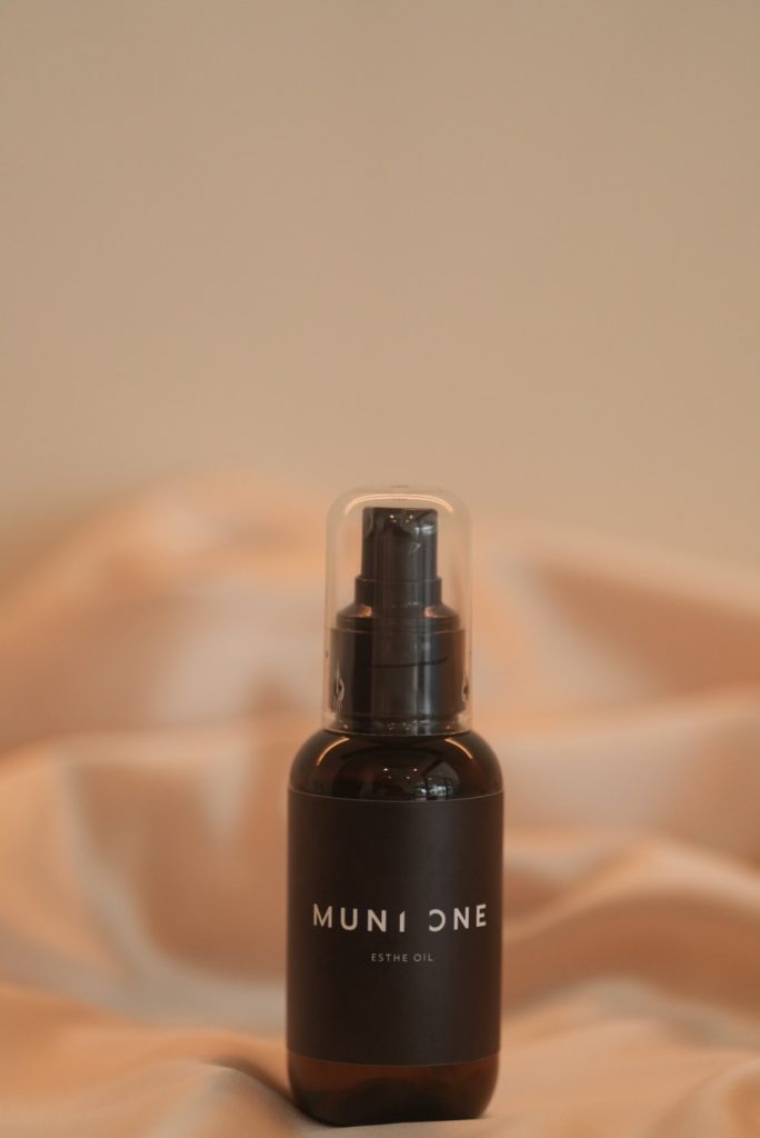 MUNI ONE ヘアエステオイル｜ドライヤーの熱や摩擦から髪を守り、艶とまとまりを与える仕上げ用オイル。