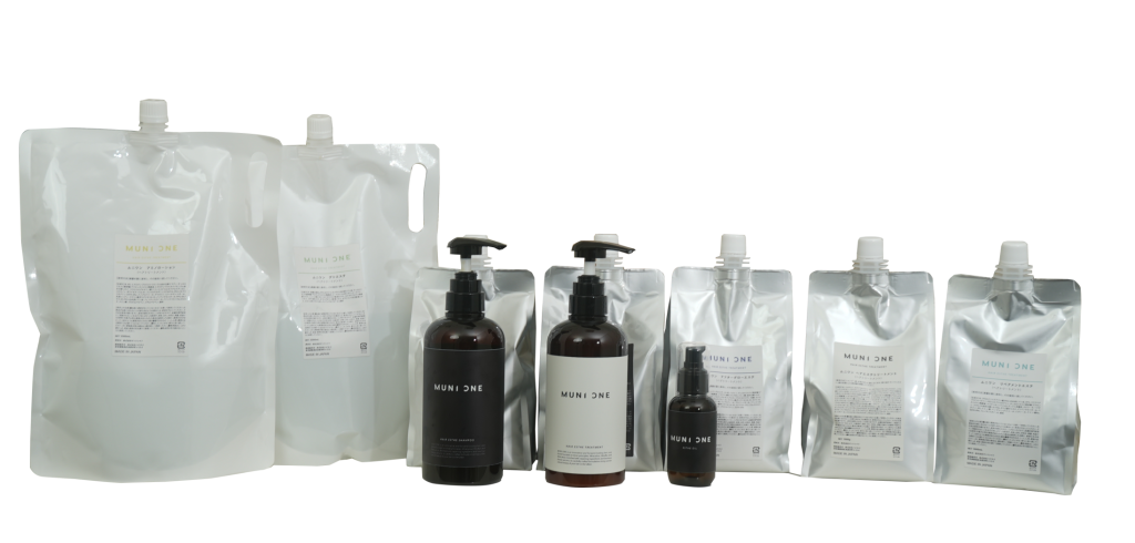 【MUNIONEシステム】業務用のパウチとホームケア用のボトルを含む、8種類のシステムトリートメント製品群の写真。