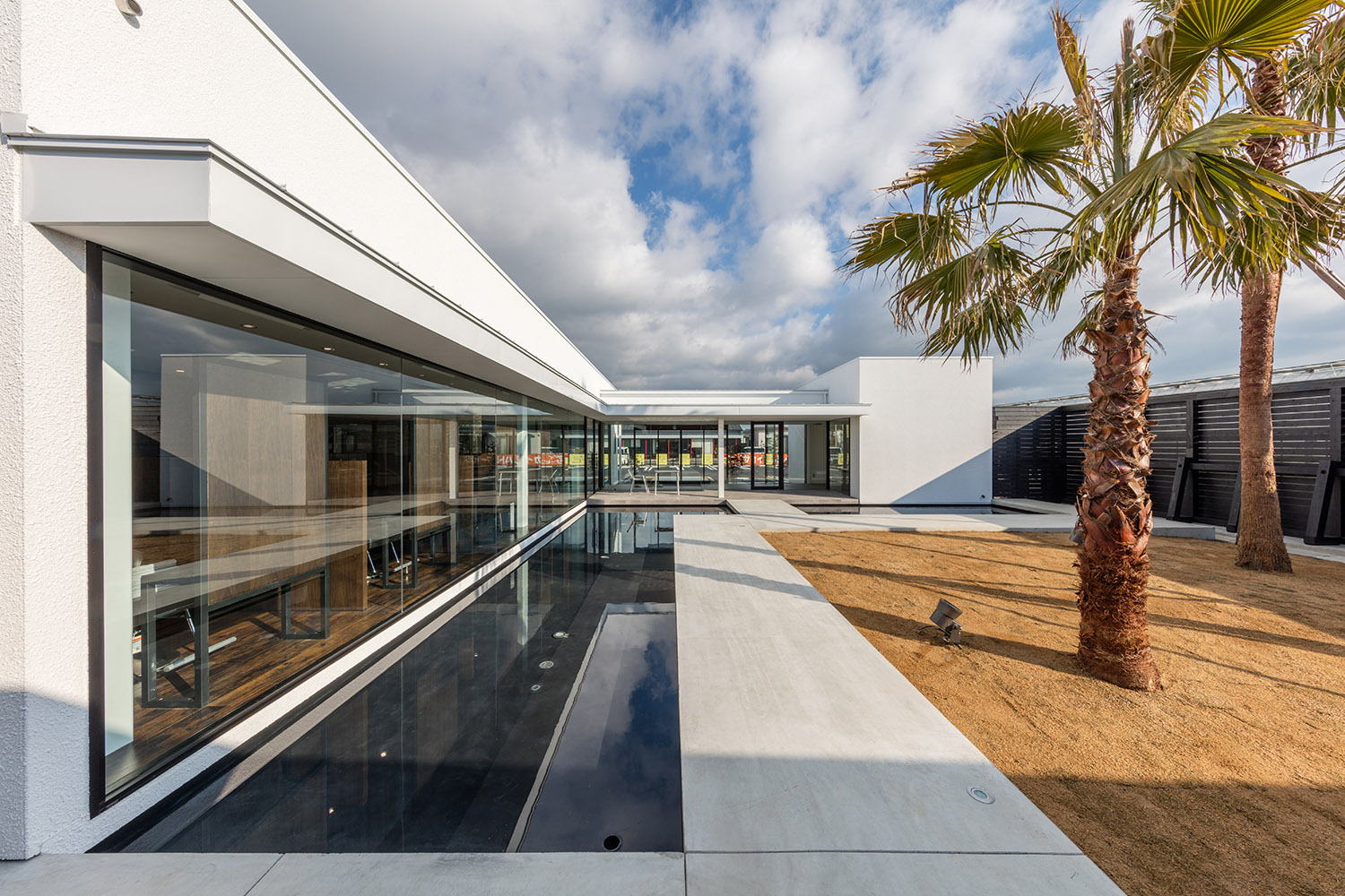 徳島市国府町にある美容室MARRYの外観。モダンで洗練されたデザイン。